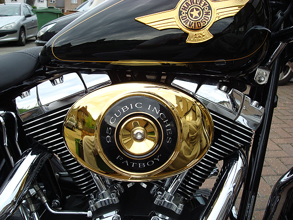 Motor Harley Davidson enchapado en oro — EfectoMidas
