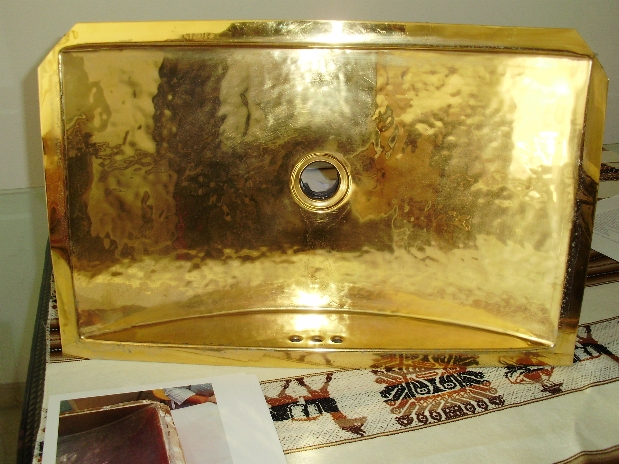 Lavabo enchapado en oro