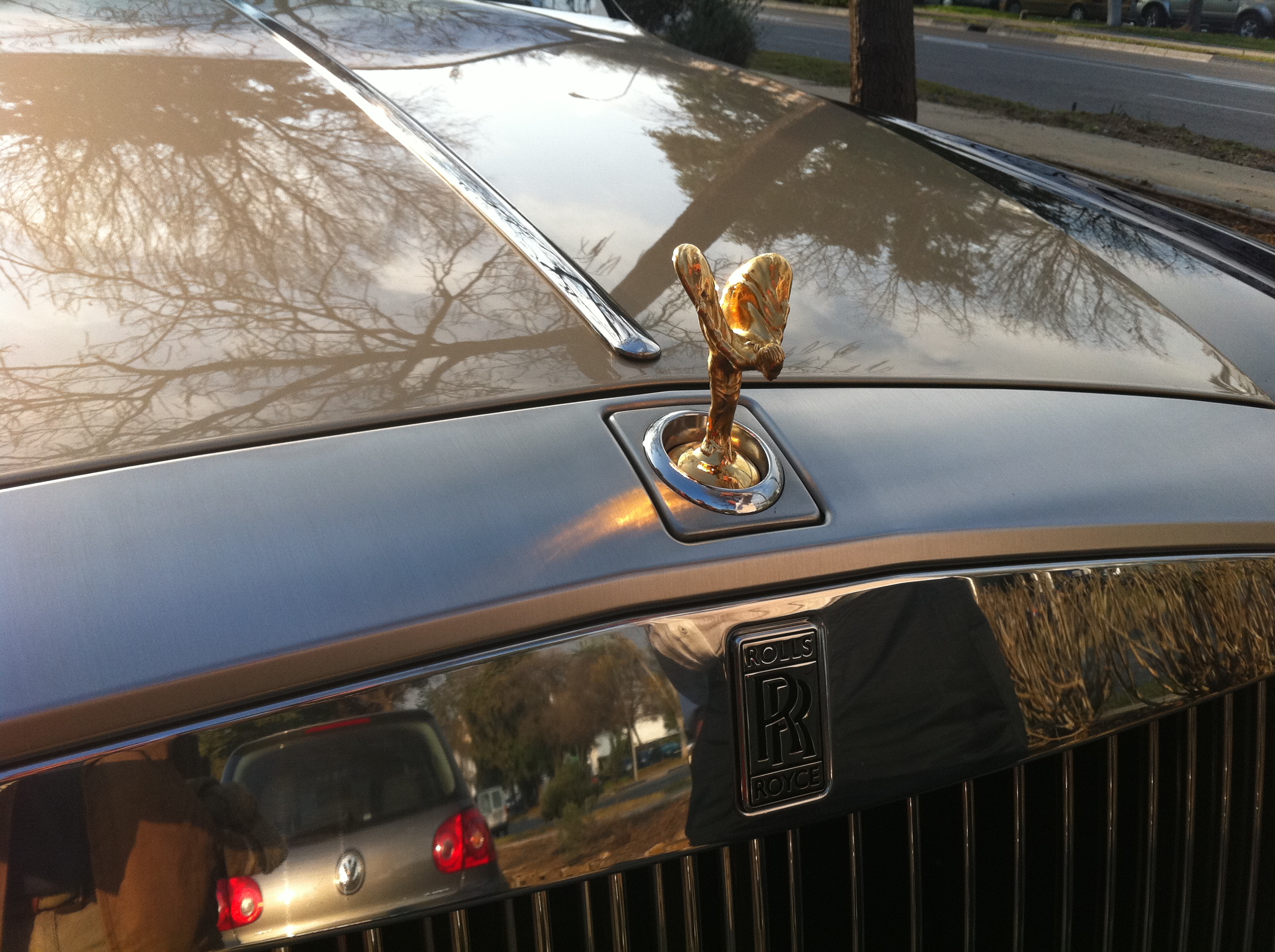 Ornamento Rolls Royce enchapado en oro