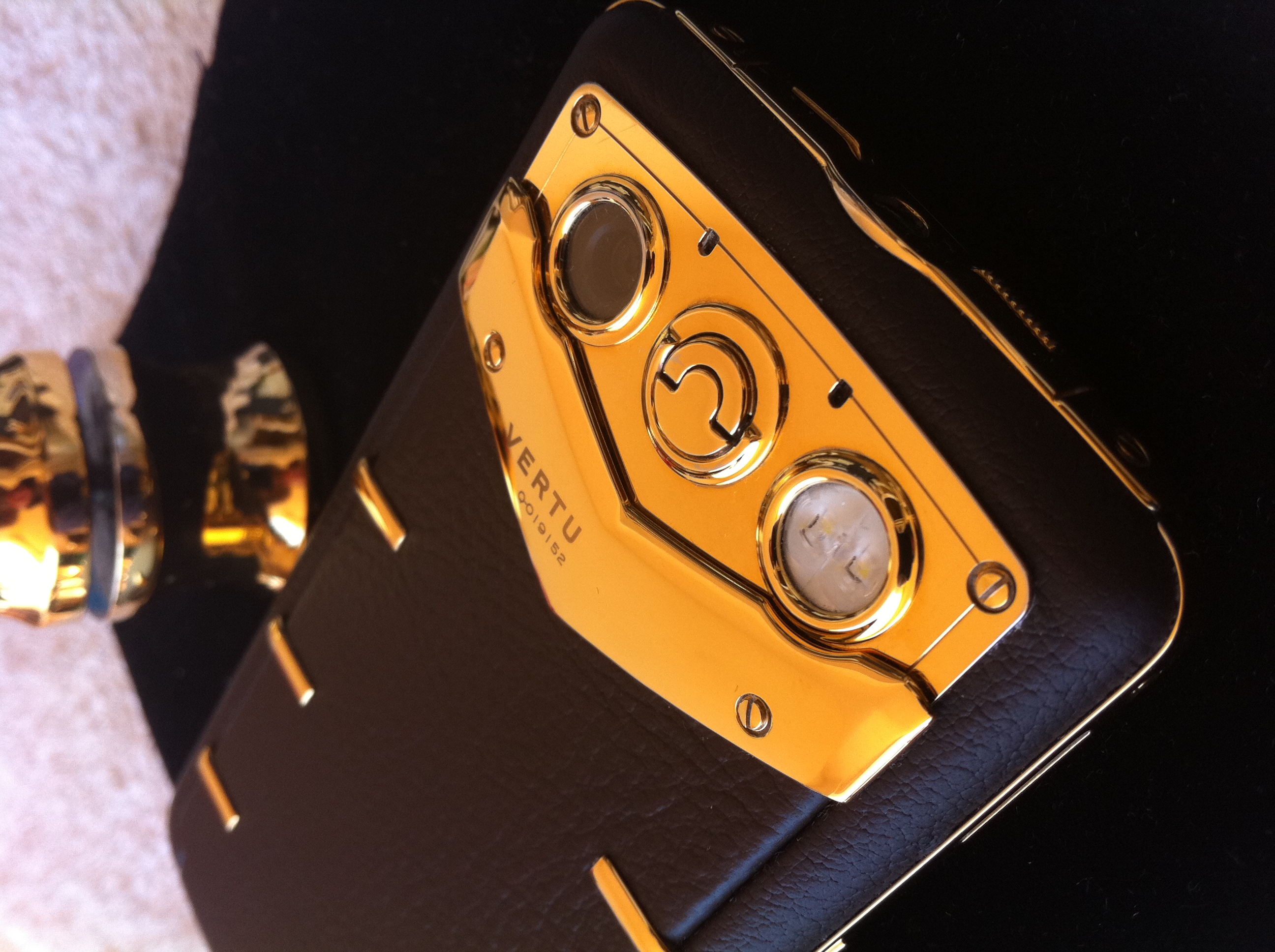 Teléfono Vertu enchapado en oro